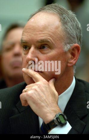 17. März 2005 - USA - KRT US-NEWS STORY SLUGGED: BBO-STEROIDE KRT FOTO VON GEORGE BRIDGES/KRT (17. März) WASHINGTON, DC -- Sandy Alderson, Executive Vice President bei Major League Baseball, sagt bei einer Anhörung des House Government Affairs Committee aus, die sich mit der Verwendung von Steroiden bei Baseballspielern der Major League befasst, am Donnerstag, dem 17. März 2005. (gsb) 2005 (Kreditbild: © George Bridges/mct/ZUMAPRESS.com) Stockfoto