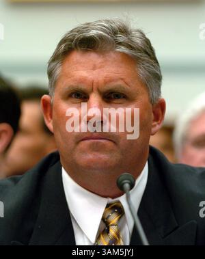 17. März 2005 - USA - KRT US-NEWS STORY SLUGGED: BBO-STEROIDE KRT FOTO VON GEORGE BRIDGES/KRT (17. März) WASHINGTON, DC - Kevin Towers, General Manager der San Diego Padres, sagt bei einer Anhörung des House Government Affairs Committee aus, die sich mit der Verwendung von Steroiden unter Baseballspielern der Major League befasst, am Donnerstag, 17. März 2005. (gsb) 2005 (Kreditbild: © George Bridges/mct/ZUMAPRESS.com) Stockfoto