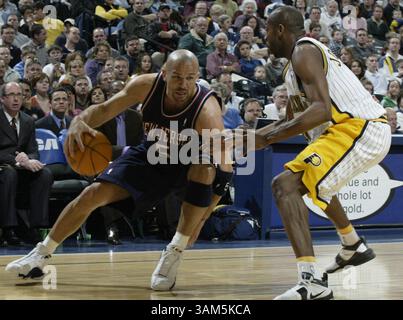 20. März 2005 - USA - KRT SPORTS STORY SLUGGED: BKN-NETS-PACERS KRT FOTO VON ADRIANE JAECKLE/INDIANAPOLIS STAR (20. März) INDIANAPOLIS, IN -- Jason Kidd von New Jersy Nets (5) fährt am Sonntag, 20. März 2005 gegen Anthony Johnson aus Indiana. (gsb) 2005 (Bild: © Adriane Jaeckle/mct/ZUMAPRESS.com) Stockfoto