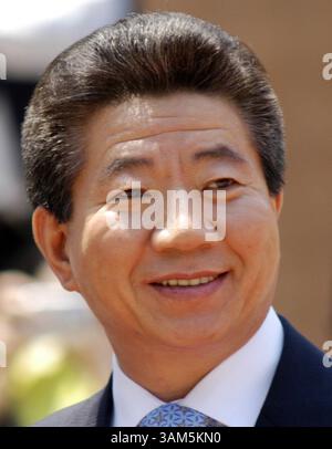 20. November 2004 - USA - KRT WORLD NEWS STAND ALONE FOTO SCHLEPPEND: MOO-HYUN KRT FOTO VON HELEN HUGHES/KRT (11. Mai) Südkoreanischer Präsident Roh Moo-Hyun auf dem APEC Forum in Santiago, Chile, 20. November 2004. (lde) 2005 (Bild: © Helen Hughes/mct/ZUMAPRESS.com) Stockfoto