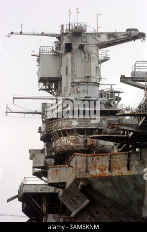 25. Februar 2005 - USA - KRT US NEWS STORY SLUGGED: SINKINGSHIP KRT FOTO VON GEORGE SKENE/ORLANDO SENTINEL (MIAMI OUT) (3. April) der Flugzeugträger Oriskany's Island ist so rostig wie der Rest des Schiffes. Es liegt vorübergehend in der Innenstadt von Pensacola, Florida. (Mvw) 2005 (Bild: © George Skene/mct/ZUMAPRESS.com) Stockfoto