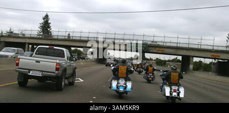 24. Juli 2004 - USA - KRT US NEWS STORY SLUGGED: BLACKBIKERS KRT FOTO VON AKILI-CASUNDRIA RAMSESS/SAN JOSE MERCURY NEWS (3. Mai) East Bay Dragons fahren am Samstag, 24. Juli 2004 auf der I-880 von Oakland aus Richtung Süden nach San Jose, Kalifornien. (cdm) 2005 (Vielfalt) (Kreditbild: © Akili-Casundria Ramsess/mct/ZUMAPRESS.com) Stockfoto