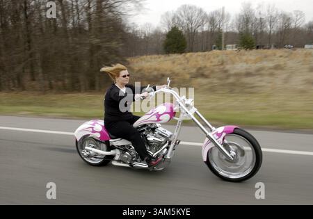 21. März 2005 - USA - KRT US NEWS STORY SLUGGED: MOTORRADFRAUEN KRT FOTO VON MICHAEL TERCHA/CHICAGO TRIBUNE (18. April) Fahrradbauerin Christine Vaughn fährt mit der farbenfrohen Shady Lady, dem ersten Modell ihres Unternehmens. (lde) 2005 (Bild: © Chicago Tribune/mct/ZUMAPRESS.com) Stockfoto