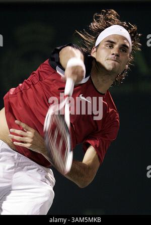 1. April 2005 - USA - KRT SPORTS STORY SLUGGED: TEN-NASDAQ-100 KRT FOTO VON AL DIAZ/MIAMI HERALD (SOUTH FLORIDA SENTINEL UND ORLANDO SENTINEL OUT) (1. April) KEY BISCAYNE, FL - Roger Federer ist auf seinem Weg zum Sieg gegen Andre Agassi, 6-4, 6-3, beim Nasdaq-100 in KEY Biscayne, Florida, Florida, Florida, Florida, am 1. April 2005. (cdm) 2005 (Bild: © Al Diaz/mct/ZUMAPRESS.com) Stockfoto