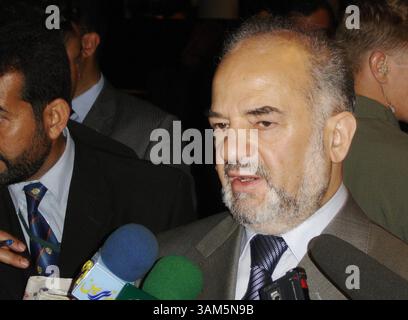 3. April 2005 - USA - KRT US-NACHRICHTENGESCHICHTE SCHLEPPTE: USIRAQ-ARMEE KRT FOTO (3. April) Ibrahim Jaafari, der möglicherweise neuer Premierminister des Irak wird, spricht am Sonntag, 3. April 2005 mit Reportern in Bagdad, Irak. (Mvw) 2005 (Bild: © Tom Lasseter/mct/ZUMAPRESS.com) Stockfoto