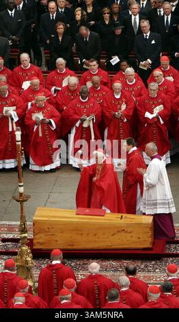 8. April 2005 - USA - KEINE MAGIE, KEIN VERKAUF -- KRT WORLD NEWS STORY SCHLEPPTE: RELIG-POPE-BEERDIGUNG KRT FOTO VON SMILEY N. POOL/DALLAS MORNING NEWS (8. April) VATIKANSTADT -- deutscher Kardinal Joseph Ratzinger segnet die Schatulle von Papst Johannes Paul II. Während der Beerdigung am Petersplatz im Vatikan, Freitag, 8. April 2005. (lde) 2005 (Kreditbild: © Dallas Morning News/mct/ZUMAPRESS.com) Stockfoto