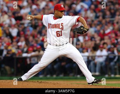 14. April 2005 – USA – KRT SPORTS STORY SLUGGED: BBN-DBACKS-NATIONALS KRT FOTO VON TOM PRIDDY/KRT (14. April) WASHINGTON, DC – Livan Hernandez (61) der Washington Nationals liefert am Donnerstag, den 14. April 2005, im RFK-Stadion in Washington, D.C. einen Platz im ersten Inning der Washington Nationals-Heimspiele gegen die Arizona Diamondbacks. (smd) 2005 (Abbildung: © PHOTOGNOSOURCE/mct/ZUMAPRESS.com) Stockfoto