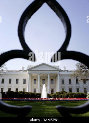 18. April 2005 - USA - KRT US-NACHRICHTENGESCHICHTE SCHLEPPTE: BUSH KRT FOTO VON CHUCK KENNEDY/KRT (18. April) WASHINGTON, DC - die Nordfront des Weißen Hauses durch einen Zaun gesehen, Montag, 18. April 2005. (smd) (Kreditbild: © Chuck Kennedy/mct/ZUMAPRESS.com) Stockfoto