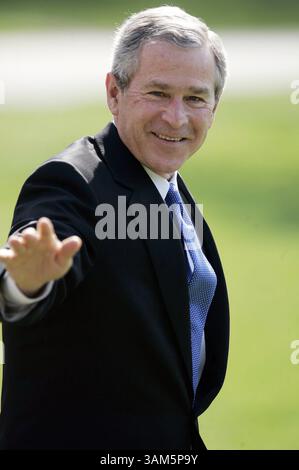 18. April 2005 - US-KRT US-NACHRICHTENGESCHICHTE SCHLEPPTE: BUSH KRT FOTO VON CHUCK KENNEDY/KRT (18. April) WASHINGTON, DC - Präsident George W. Bush verlässt das Weiße Haus am Montag, 18. April 2005 auf dem Weg nach Columbia, South Carolina. (smd) (Kreditbild: © Chuck Kennedy/mct/ZUMAPRESS.com) Stockfoto