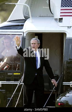 18. April 2005 - US-KRT US-NACHRICHTENGESCHICHTE SCHLEPPTE: BUSH KRT FOTO VON CHUCK KENNEDY/KRT (18. April) WASHINGTON, DC - Präsident George W. Bush verlässt das Weiße Haus am Montag, 18. April 2005 auf dem Weg nach Columbia, South Carolina. (smd) (Kreditbild: © Chuck Kennedy/mct/ZUMAPRESS.com) Stockfoto