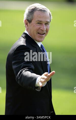 18. April 2005 - US-KRT US-NACHRICHTENGESCHICHTE SCHLEPPTE: BUSH KRT FOTO VON CHUCK KENNEDY/KRT (18. April) WASHINGTON, DC - Präsident George W. Bush verlässt das Weiße Haus am Montag, 18. April 2005 auf dem Weg nach Columbia, South Carolina. (smd) (Kreditbild: © Chuck Kennedy/mct/ZUMAPRESS.com) Stockfoto