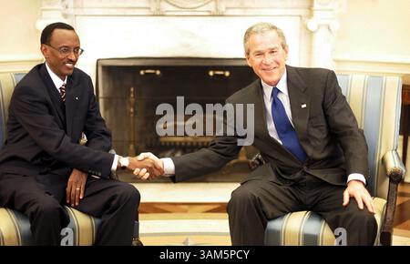 15. April 2005 – USA – FÜR US-amerikanische NACHRICHTENBERICHTE VON CHUCK KENNEDY/KRT (15. APRIL) WASHINGTON, DC – Präsident George W. Bush trifft sich am Freitag, 15. April 2005 im Oval Office des Weißen Hauses mit dem Präsidenten Ruandas Paul Kagame. (smd) (Bild: © PHOTOGNOSOURCE/mct/ZUMAPRESS.com) Stockfoto