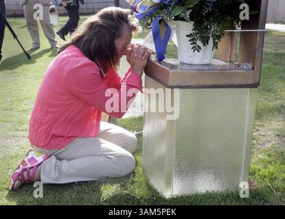 19. April 2005 - USA - KEINE MAGIE, KEIN VERKAUF - KRT US-NEWS-STORY SCHLEPPTE: OKLAHOMACITY KRT FOTO VON RICHARD MICHAEL PRUITT/DALLAS MORNING NEWS (19. April) OKLAHOMA CITY, OK - Regina Bonny erinnert sich an einen von fünf Mitarbeitern, die vor zehn Jahren bei dem Bombenanschlag in Oklahoma City getötet wurden. 2005. Sie arbeitete für die DEA und hat Glück, den Bombenanschlag überlebt zu haben. Am 19. April 2005 fand auf dem Oklahoma National Memorial Grounds statt. (Mvw) 2005 (Vielfalt) (Bild: © Richard Michael Pruitt/mct/ZUMAPRESS.com) Stockfoto