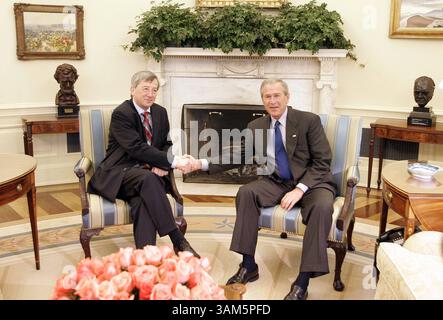 15. April 2005 - USA - FÜR US-amerikanische NACHRICHTENBERICHTE VON CHUCK KENNEDY/KRT (15. APRIL) WASHINGTON, DC - Präsident George W. Bush trifft sich mit dem luxemburgischen Premierminister Jean-Claude Juncker im Oval Office des Weißen Hauses in Washington, 15. April 2005. (smd) (Credit Image: © PHOTOGNOSOURCE/mct/ZUMAPRESS.com) Stockfoto
