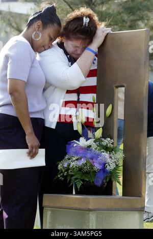 19. April 2005 - USA - KEINE MAGIE, KEINE VERKÄUFE --KRT US-NEWS-STORY SCHLEPPTE: OKLAHOMACITY KRT FOTO VON RICHARD MICHAEL PRUITT/DALLAS MORNING NEWS (19. April) OKLAHOMA CITY, OK -- Lorraine Lovelace, links, tröstet Jodie Cooper, die ihre Nichte beim Bombenanschlag VON Oklahoma CITY vor zehn Jahren verloren hat. Bei dem Bombenanschlag auf das Murrah-Gebäude starben 168 Menschen, darunter 19 Kinder, und mehr als 800 wurden verletzt. Am Dienstag, den 19. April 2005, fanden auf dem Gelände des Oklahoma National Memorial Gedenkfeiern statt. (Mvw) 2005 (Vielfalt) (Bild: © Richard Michael Pruitt/mct/ZUMAPRESS.com) Stockfoto