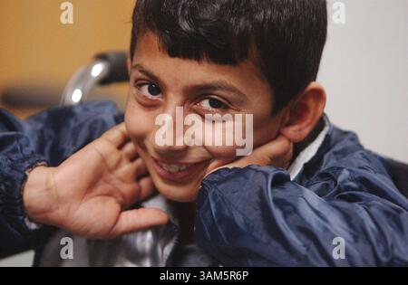 3. Januar 2005 - USA - KRT US NEWS STORY SLUGGED: MED-IRAQBOMBVICTIM KRT FOTO VON KAREN SCHIELY/AKRON BEACON JOURNAL (23. Mai) Majid Fadhil Sabor wird am 3. Januar 2005 in einer Arztpraxis in Bath Township, Ohio, untersucht. Majid wurde im Februar 2004 durch eine Bombe im Irak verletzt und erhielt in den Vereinigten Staaten eine Prothetik. (gsb) 2005 (Kreditbild: © Karen Schiely/mct/ZUMAPRESS.com) Stockfoto