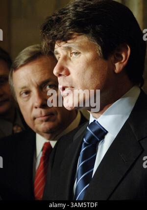 28. April 2005 - USA - KRT US-NEWS-STORY SCHLEPPTE: BLAGOJEVICH KRT-FOTO VON PETE SOUZA/CHICAGO TRIBUNE (4. Mai) Illinois-Gouverneur Rod Blagojevich spricht auf einer Pressekonferenz im US-Kapitol am 28. April 2005. (Mvw) 2005 (Bild: © Pete Souza/mct/ZUMAPRESS.com) Stockfoto