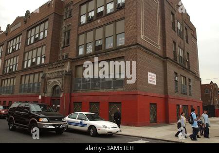 29. April 2005 - USA - KRT US NEWS STORY SLUGGED: NEEDLE KRT FOTO VON RON TARVER/PHILADELPHIA INQUIRER (29. April) PHILADELPHIA, PA -- Außenansicht der Taylor Grundschule in Philadelpia, Pennsylvania, wo einige Schüler mit einer möglicherweise HIV-infizierten Nadel gestochen wurden. (cdm) 2005 (Kreditbild: © Ron Tarver/mct/ZUMAPRESS.com) Stockfoto