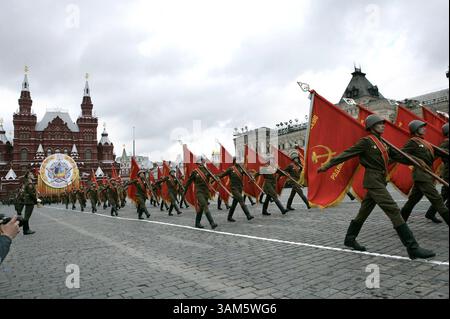 9. Mai 2005 - USA - KRT WORLD NEWS STAND ALONE FOTO: BUSH KRT FOTO VON ERIC DRAPER/DAS WEISSE HAUS (9. Mai) MOSKAU, RUSSLAND - Russische Lötlinge marschieren in einer Militärprozession zum 60. Jahrestag des Endes des des Zweiten Weltkriegs auf Moskaus Rotem Platz, Montag, 9. Mai 2005. (lde) 2005 (Kreditbild: © Eric Draper/mct/ZUMAPRESS.com) Stockfoto