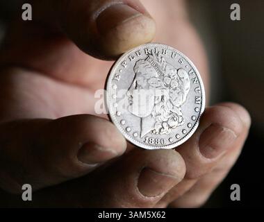 16. Mai 2005 - USA - KEINE MAGIE, KEIN VERKAUF - KRT US-NEWS-STORY SCHLEPPTE: CONFEDERATETREASURE KRT FOTO VON JIM MAHONEY/DALLAS MORNING NEWS (26. Mai) Bud Hardcastle hält 1880 Silberdollar, den er bei der Schatzsuche gefunden hat. (Mvw) 2005 (Bild: © Jim Mahoney/mct/ZUMAPRESS.com) Stockfoto