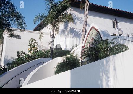 18. April 2005 – USA – KRT LIFESTYLE STORY SLUGGED: UST-SANTABARBARA KRT FOTO VON ANNE CHALFANT/CONTRA COSTA TIMES (Mai 30) Ralphs Grocery, ein 16-Dollar-Gebäude in Santa Barbara, Kalifornien, das eher einem Museum als einem Geschäft ähnelt. (Mvw) 2005 (Bild: © Anne Chalfant/mct/ZUMAPRESS.com) Stockfoto