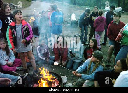 23. Juni 2005 - USA - KRT US NEWS STORY SLUGGED: CAMP KRT FOTO VON CHARLES OSGOOD/CHICAGO TRIBUNE (11. Juli) Condor-Camper versammeln sich um das Feuer, um in der Abenddämmerung in Pine Mountain, Kalifornien, „s'mores“ zu machen. (jt) 2005 (Vielfalt) (Bild: © Charles Osgood/mct/ZUMAPRESS.com) Stockfoto