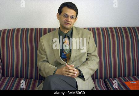 22. Juni 2005 - USA - KRT US NEWS STORY SCHLEPPTE: USEGYPT-KANDIDAT KRT FOTO VON GEORGE THOMPSON/CHICAGO TRIBUNE (Juni 30) Aladdin Elaasar hofft, genügend Unterschriften von ägyptischen Beamten zu erhalten, um seinen Namen auf die Präsidentschaftswahl in Ägypten setzen zu können. (lde) 2005 (Bild: © George Thompson/mct/ZUMAPRESS.com) Stockfoto
