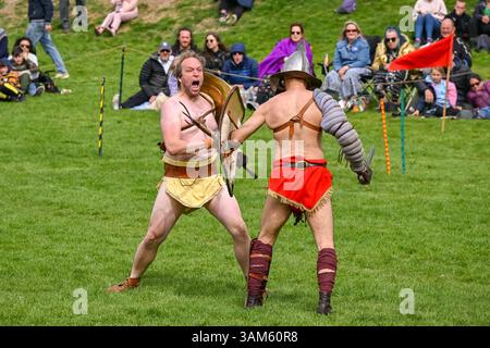 Dorchester, Dorset, Großbritannien. April 2025. Britannia Roman spielt eine Gladiator-Demonstration vor Zuschauern beim Dorchester Roman Festival in Maumbury Rings, Dorchester in Dorset. Die kostenlose Veranstaltung in Maumbury Rings, eine neolithische Henge, die von den Römern um 100 n. Chr. als Amphitheater genutzt wurde, ist Teil einer zweitägigen Veranstaltung, die während der Osterferien an verschiedenen Orten in der Stadt stattfindet. Bildnachweis: Graham Hunt/Alamy Live News Stockfoto