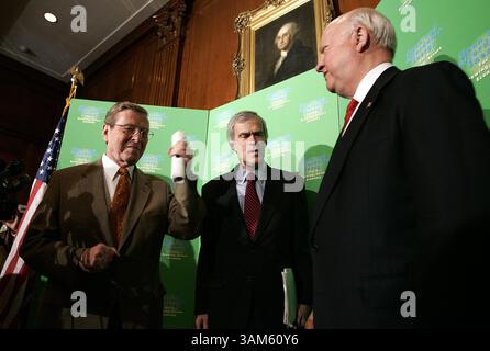 28. Juni 2005 - USA - KRT US-NEWS STORY SCHLEPPTE: SENAT-ENERGIE KRT FOTO VON CHUCK KENNEDY/KRT (28. Juni) WASHINGTON, D.C.-- Senator Pete Domenici (R-NM), links, Jeff Bingaman (D-NM) und Samuel W. Bodman, Energieminister, nach einer Pressekonferenz im Capitol über die Verabschiedung der Energierechtsgesetzgebung, die sowohl von Republikanern als auch Demokraten am Dienstag, 28. Juni 2005 im Senat beschlossen wurde. (lde) 2005 (Bild: © Chuck Kennedy/mct/ZUMAPRESS.com) Stockfoto