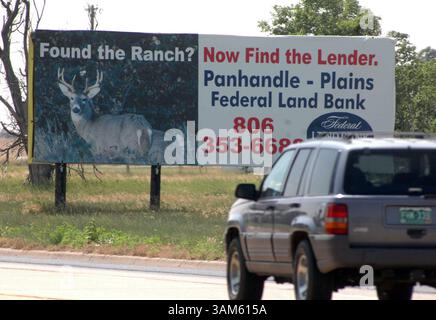 1. Juli 2005 - USA - KEINE MAGIE, KEINE VERKÄUFE -- KRT US NEWS STORY SCHLEPPTE: TEXAS-LANDBOOM KRT FOTO VON STEVE LINE/DALLAS MORNING NEWS (11. Juli) Ein Fahrer kommt an einem Bankschild vorbei und sucht nach Grundstückskäufern in Claude, Texas. (gsb) 2005 (Kreditbild: © Steve Line/mct/ZUMAPRESS.com) Stockfoto