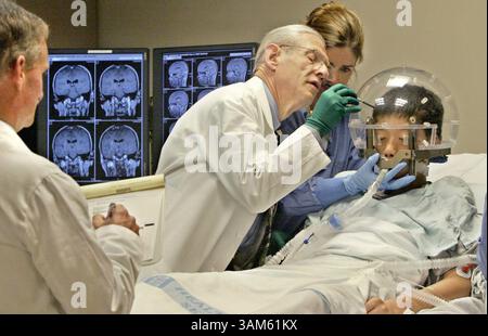 20. Juni 2005 - USA - KEINE MAGIE, KEINE VERKÄUFE --KRT US-NEWS-STORY SCHLEPPTE: MED-GAMMAKNIFE KRT FOTO VON MIKE SIEGEL/SEATTLE TIMES (2. August) Neurochirurg Robert Goodkin, Zentrum, misst Kevin Rhee, 13, für Gamma-Messer-Strahlung, um eine abnormale Masse in seinem Gehirn zu zielen. Dr. Jay Douglas, links, und Schwester-Manager Jodie Lee helfen. (jt) 2005 (Bild: © Seattle Times/mct/ZUMAPRESS.com) Stockfoto