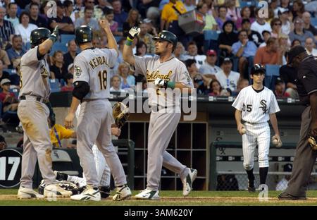 9. Juli 2005 - USA - KRT SPORTS STORY SLUGGED: BBA-ATHLETICS-WHITESOX KRT FOTO VON ANTONIO PEREZ/CHICAGO TRIBUNE (9. Juli) CHICAGO, IL -- die Teamkollegen von Oakland Athletics (von links nach rechts) Nick Swisher und Jason Kendall (18) gratulieren Mark Kotsay (21), nachdem Kotsay im siebten Inning zwei Rennen gegen die CHICAGO White Sox GEFOLGERT hatte. Die A besiegten die White Sox mit 10:1 auf dem US Cellular Field in Chicago, Illinois, am Samstag, den 9. Juli 2005. (cdm) 2005 (Kreditbild: © Antonio Perez/mct/ZUMAPRESS.com) Stockfoto
