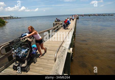 13. Juli 2005 - USA - KRT US-NEWS STORY SCHLEPPTE: SHUTTLE KRT FOTO VON JULIE FLETCHER/ORLANDO SENTINEL (MIAMI OUT) (13. Juli) TITUSVILLE, FL - Kari Zimmer holt ihre Ausrüstung von einem Pier in Titusville, Florida, wo sie sich einer Menge angeschlossen hatte, die hoffte, einen Blick auf den Start des Space Shuttle Discovery zu erhaschen, aber ein defekter Sensor verursachte die Mission am Mittwoch, den 13. Juli 2005. (gsb) 2005 (Bild: © Julie Fletcher/mct/ZUMAPRESS.com) Stockfoto