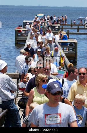 13. Juli 2005 - USA - KRT US-NEWS STORY SLUGGED: SHUTTLE KRT FOTO VON JULIE FLETCHER/ORLANDO SENTINEL (MIAMI OUT) (13. Juli) TITUSVILLE, FL -- Menschen verlassen einen Pier in Titusville, Florida, wo sie gehofft hatten, einen Blick auf den Start der Space Shuttle Discovery zu erhaschen, aber ein defekter Sensor führte dazu, dass die Mission am Mittwoch, 13. Juli 2005 verzögert wurde. (gsb) 2005 (Bild: © Julie Fletcher/mct/ZUMAPRESS.com) Stockfoto