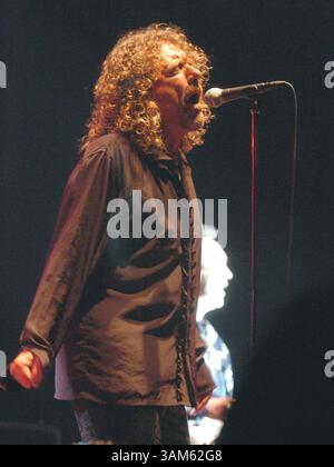 19. Juli 2005 – USA – KRT ENTERTAINMENT STAND ALONE PHOTO SLUGGED: MUS-ROBERTPLANT KRT FOTO VON BOB LARSON/CONTRA COSTA TIMES (20. Juli) Robert Plant tritt live im Paramount Theater in Oakland, Kalifornien, am Dienstag, 19. Juli 2005 auf. (lde) 2005 (Bild: © Bob Larson/mct/ZUMAPRESS.com) Stockfoto