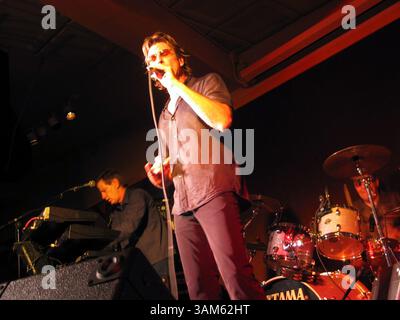 19. Juli 2005 – USA – KRT ENTERTAINMENT STAND ALONE PHOTO SLUGGED: MUS-FIXX KRT FOTO VON LINDA D. EPSTEIN/KRT (20. Juli) The Fixx's Cy Curnin in der RamsHead Tavern in Annapolis, Maryland, Dienstag, 19. Juli 2005. (lde) 2005 (Bild: © Linda D. Epstein/mct/ZUMAPRESS.com) Stockfoto