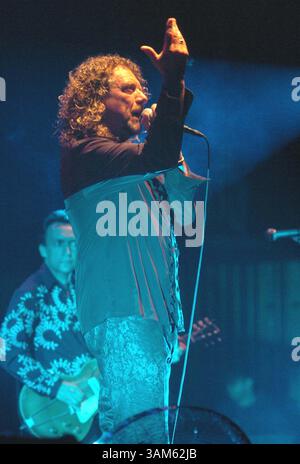 19. Juli 2005 – USA – KRT ENTERTAINMENT STAND ALONE PHOTO SLUGGED: MUS-ROBERTPLANT KRT FOTO VON BOB LARSON/CONTRA COSTA TIMES (20. Juli) Robert Plant tritt live im Paramount Theater in Oakland, Kalifornien, am Dienstag, 19. Juli 2005 auf. (lde) 2005 (Bild: © Bob Larson/mct/ZUMAPRESS.com) Stockfoto