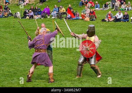 Dorchester, Dorset, Großbritannien. April 2025. Britannia Roman spielt eine Gladiator-Demonstration vor Zuschauern beim Dorchester Roman Festival in Maumbury Rings, Dorchester in Dorset. Die kostenlose Veranstaltung in Maumbury Rings, eine neolithische Henge, die von den Römern um 100 n. Chr. als Amphitheater genutzt wurde, ist Teil einer zweitägigen Veranstaltung, die während der Osterferien an verschiedenen Orten in der Stadt stattfindet. Bildnachweis: Graham Hunt/Alamy Live News Stockfoto