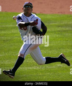 23. Juli 2005 - USA - KRT SPORTS STORY SLUGGED: BBA-MARINERS-INDIANS KRT FOTO VON ED SUBA JR/AKRON BEACON JOURNAL (23. Juli) CLEVELAND, OH--- Cleveland zweiter Baseman Ronnie Belliard wirft Seattle-Läufer Adrian Beltre während der neunten Inning-Action beim Sieg der Indians 4-3 über die Mariners im Jacobs Field am Samstag, 23. Juli 2005 in Cleveland, Ohio, Ohio aus. (lde) 2005 (Kreditbild: © Ed Suba Jr/mct/ZUMAPRESS.com) Stockfoto