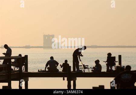 26. Juli 2005 - USA - KRT US NEWS STORY SLUGGED: SHUTTLE KRT FOTO VON JULIE FLETCHER/ORLANDO SENTINEL (MIAMI OUT) (26. Juli) KENNEDY SPACE CENTER, FL -- Zuschauer finden ihre Plätze am Pier vor US 1, um den Start des Space Shuttle Discovery zu sehen, Dienstag, 26. Juli 2005. (lde) 2005 (Bild: © Julie Fletcher/mct/ZUMAPRESS.com) Stockfoto