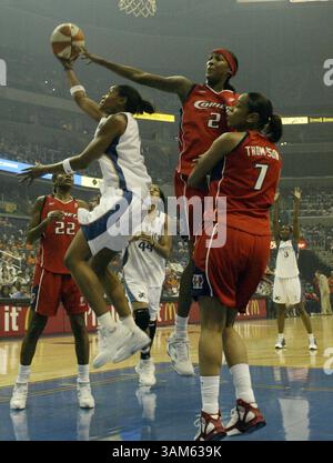 26. Juli 2005 - USA - KRT SPORTS STORY SLUGGED: BKW-COMETS-MYSTICS KRT FOTO VON STEPHANIE SARACENO/KRT (26. Juli) WASHINGTON, DC -- Washingtons Alana Beard, links, macht einen Schuss vor Houstons Michelle Snow (2) und Tina Thompson (7) in der ersten Hälfte am Dienstag, 26. Juli 2005. (gsb) 2005 (Bild: © Stephanie Saraceno/mct/ZUMAPRESS.com) Stockfoto