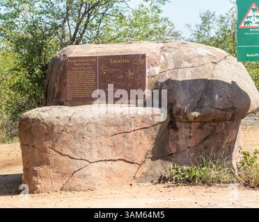 Die Felsmarkierung und das Schild für das Triopc of Capricorn, Kruger National Park, Limpopo, Südafrika Stockfoto