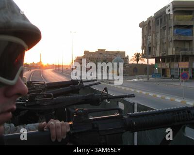 19. August 2005 - USA - KRT WORLD NEWS STORY SCHLEPPTE: USIRAQ-INSURGENCY KRT FOTO VON TOM LASSETER/KRT (25. August) Marines Rollen kürzlich mit einem LKW in die Innenstadt von Fallujah. (lde) 2005 (Bild: © Tom Lasseter/mct/ZUMAPRESS.com) Stockfoto