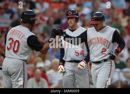 23. August 2005 - USA - KRT SPORTS STORY SLUGGED: BBN-RED-NATIONALS KRT FOTO VON STEVE DESLICH/KRT (23. August) WASHINGTON, DC - Cincinnatis Felipe Lopez (2) wird von Teamkollege Ken Griffey Jr. (30) gratuliert, nachdem er und Luke Hudson (54) im dritten Inning des Reds-Spiel gegen die Washington Nationals, Dienstag, 23. August 2005 im RFK Stadion, 23. August 2005, D.C. ZUMAPRESS.com Stockfoto