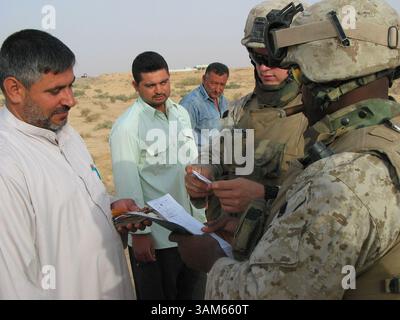 24. August 2005 - US-KRT WORLD NEWS STORY SLUGGED: USIRAQ-INSURGENCY KRT FOTO VON TOM LASSETER/KRT (25. August) Sgt. LaDaunte Strickland, 30, aus Cleveland, Ohio (Vordergrund) fragt Iraker während einer Patrouille am Rande von Hit, Irak, mit dem 3. Bataillon des 25. Marineregiments. (lde) 2005 (Bild: © Tom Lasseter/mct/ZUMAPRESS.com) Stockfoto