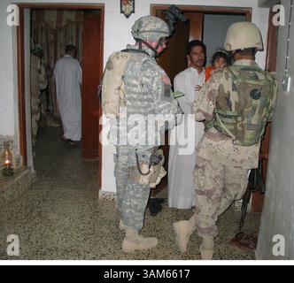24. August 2005 - US-KRT WORLD NEWS STORY SLUGGED: USIRAQ-INSURGENCY KRT FOTO VON TOM LASSETER/KRT (25. August) Marines und irakische Truppen während eines Nachtangriffs in der Stadt Ramadi. (lde) 2005 (Bild: © Tom Lasseter/mct/ZUMAPRESS.com) Stockfoto