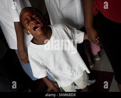 3. September 2005 - USA - KEINE MAGIE, KEINE VERKÄUFE -- KRT US-NEWS-STORY SCHLEPPTE: WEA-KATRINA KRT FOTO VON BARBARA DAVIDSON/DALLAS MORNING NEWS (3. September) BILOXI, MS - Berttan Antwon, 4, schreit, als er die Hand seiner Mutter hält, die in der Essenslinie an der Mary J. Michel 7th class School in BILOXI, Mississippi, die eine Notunterkunft benutzt wird, am Samstag, 3. September 2005. Seine Mutter sagt, er sei krank und brauche seine Antibiotika-Perskription. Das Schutzhaus, in dem etwa 400 Menschen untergebracht sind, die im Hurrikan Katrina alles verloren haben, befindet sich in einem schrecklichen Zustand. (cdm) 2005 (Kreditbild: © Barb Stockfoto