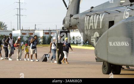 3. SEPTEMBER 2005 - USA - KRT US NEWS STORY SCHLEPPTE: WEA-KATRINA KRT FOTO VON PERDO A. RODRIGUEZ/US NAVY NEWS FOTO (3. SEPTEMBER) NEW ORLEANS, LA - U. Kirk Crabb, Mate 2nd Class, leitet die Überlebenden des Hurrikans Katrina in die hintere Rampe eines Sea Dragon Helikopters auf dem Parkplatz des Ernest N. Morial Convention Center in New Orleans, Louisiana, Samstag, den 3. September 2005. (smd) 2005 (Kreditbild: © Perdo A. Rodriguez/mct/ZUMAPRESS.com) Stockfoto