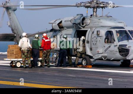 5. September 2005 - USA - KRT US-NACHRICHTENGESCHICHTE SCHLEPPTE: WEA-KATRINA KRT FOTO VON KAT SMITH/US NAVY NACHRICHTENFOTO (5. September) Mitarbeiter des Air Department laden am 5. September 2005 Mahlzeiten Ready-to-eat (MREs) auf einen HH-60H Seahawk Hubschrauber auf dem Flugdeck an Bord der USS Harry S. Truman (CVN 75) im Golf von Mexiko. Die von den Seahawks geflogenen Missionen werden den Opfern des Hurrikans Katrina entlang der Golfküste Tausende von MRE-Mahlzeiten liefern. (cdm) 2005 (Kreditbild: © Kat Smith/mct/ZUMAPRESS.com) Stockfoto