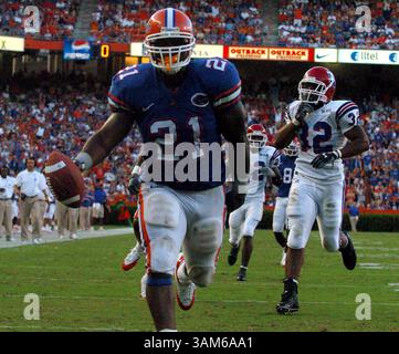 10. September 2005 - USA - KRT SPORTS STORY SLUGGED: FBC-LATECH-FLORIDA KRT FOTO VON BOBBY COKER/ORLANDO SENTINEL (MIAMI OUT) (10. September) GAINESVILLE, FL -- DeShawn Wynn aus Florida geht in die Endzone mit einem Touchdown Pass gegen Louisiana Tech in der ersten Halbzeit. Florida besiegte Louisiana Tech mit 41:3, am Samstag in Gainesville, Florida. September 2005. (cdm) 2005 (Bild: © Bobby Coker/mct/ZUMAPRESS.com) Stockfoto